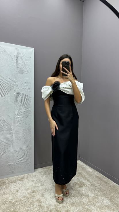 فستان سهرة أبيض مزين بتطريز على الصدر وعقدة 