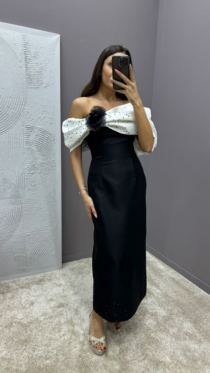 فستان سهرة أبيض مزين بتطريز على الصدر وعقدة 