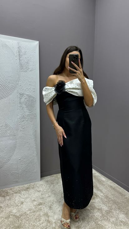 فستان سهرة أبيض مزين بتطريز على الصدر وعقدة 