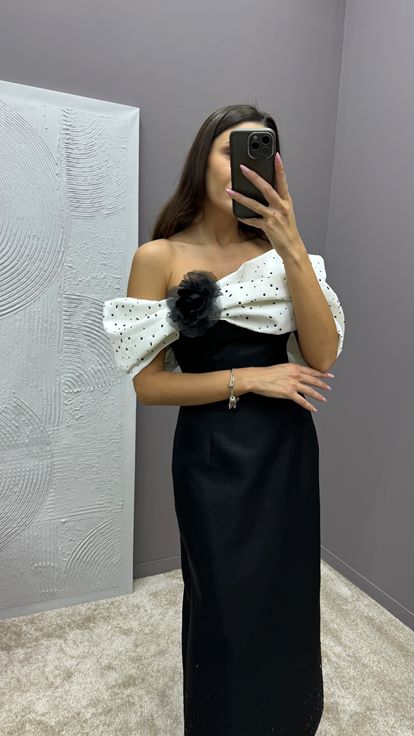 فستان سهرة أبيض مزين بتطريز على الصدر وعقدة 