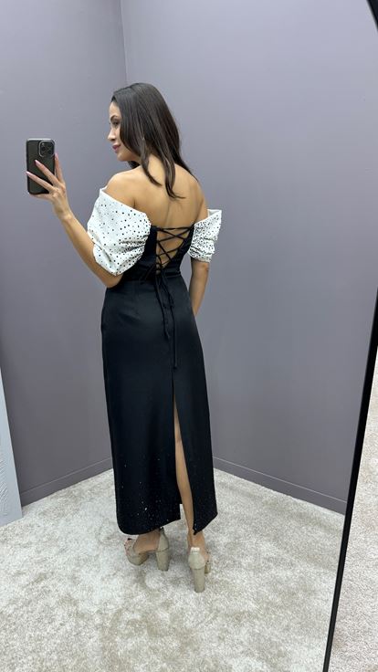 فستان سهرة أبيض مزين بتطريز على الصدر وعقدة 