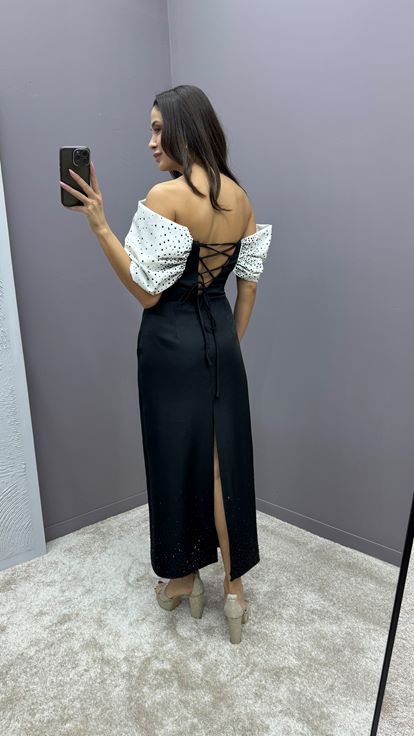 فستان سهرة أبيض مزين بتطريز على الصدر وعقدة 