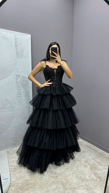 Siyah Omuzları Tüy Detay İşlemeli Kat Kat Tasarım Elbise