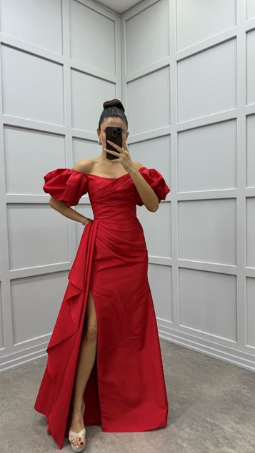 Robe de soirée en satin rouge à manches ballon à la taille de détail