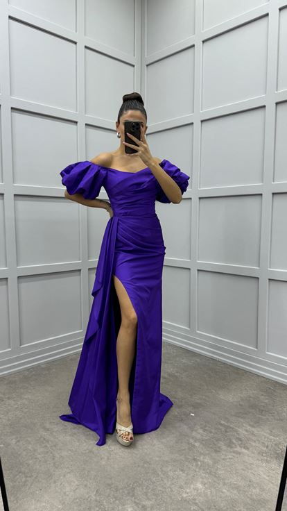 Abito da sera in raso viola con maniche a palloncino e dettaglio in vita