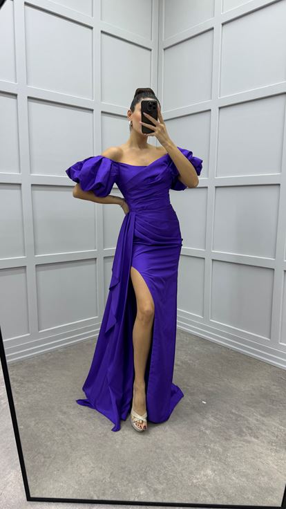 Abito da sera in raso viola con maniche a palloncino e dettaglio in vita
