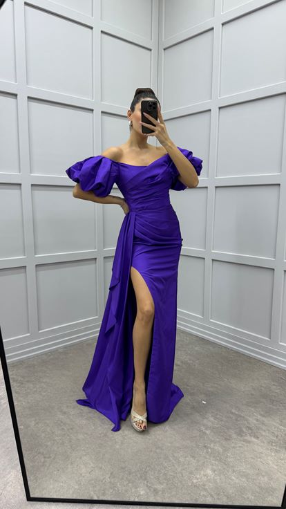 Abito da sera in raso viola con maniche a palloncino e dettaglio in vita