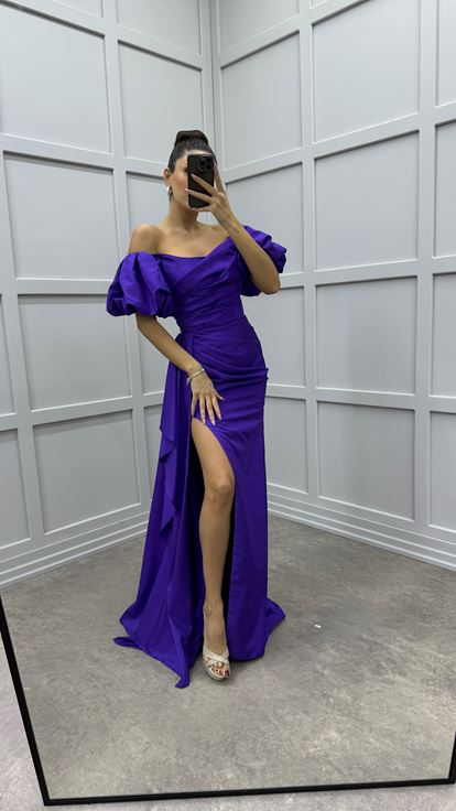 Abito da sera in raso viola con maniche a palloncino e dettaglio in vita