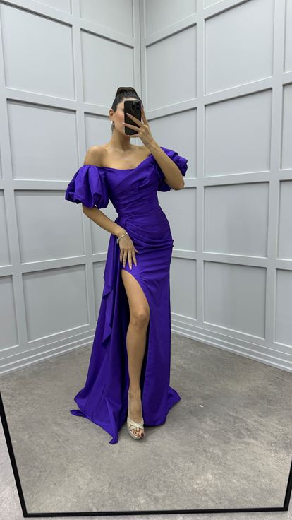 Abito da sera in raso viola con maniche a palloncino e dettaglio in vita