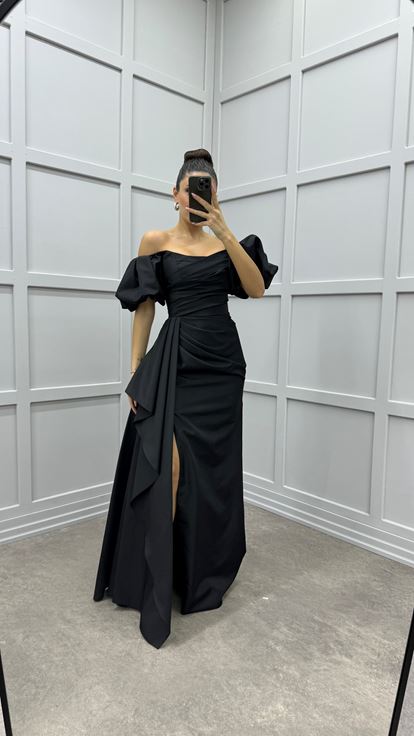 Abito da sera in raso nero con maniche a palloncino e dettaglio in vita 