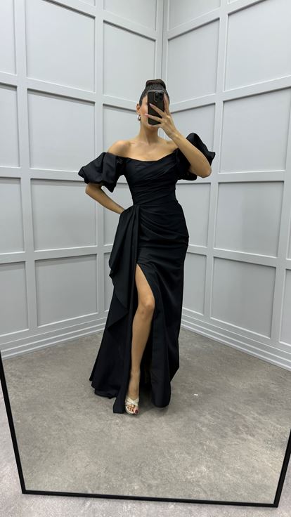 Abito da sera in raso nero con maniche a palloncino e dettaglio in vita 