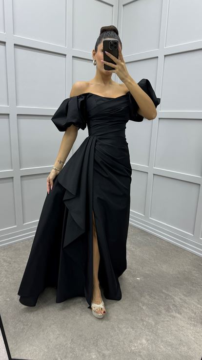 Abito da sera in raso nero con maniche a palloncino e dettaglio in vita 