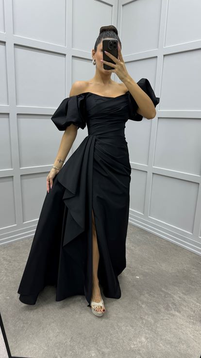 Abito da sera in raso nero con maniche a palloncino e dettaglio in vita 