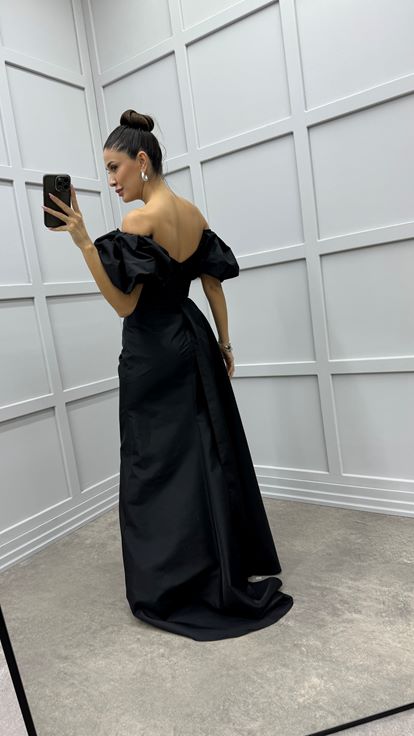 Abito da sera in raso nero con maniche a palloncino e dettaglio in vita 