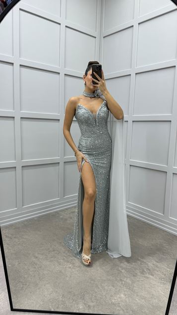 Silbernes, trägerloses, besticktes Abendkleid mit Schlitzdesign