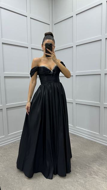 Siyah Göğsü İşlemeli Fiyonk Detay Tasarım Elbise