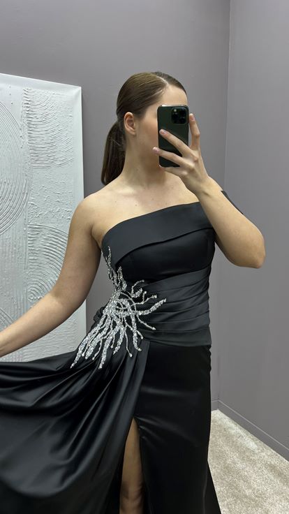 Siyah Tek Omuz Beli Taş İşlemeli Tasarım Saten Büyük Beden Abiye Elbise