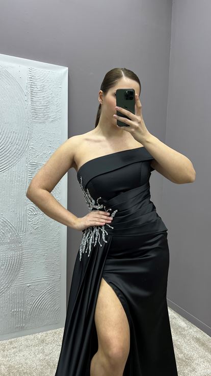 Siyah Tek Omuz Beli Taş İşlemeli Tasarım Saten Büyük Beden Abiye Elbise