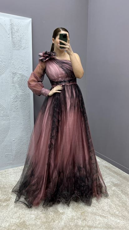 فستان سهرة بكتف واحد وتفاصيل وردية وتصميم منقوش من التول مقاس كبير