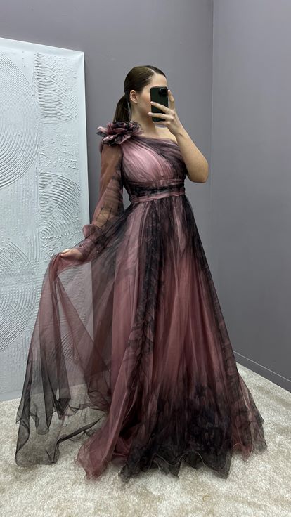 فستان سهرة بكتف واحد وتفاصيل وردية وتصميم منقوش من التول مقاس كبير