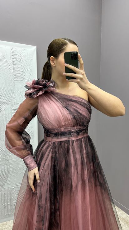 فستان سهرة بكتف واحد وتفاصيل وردية وتصميم منقوش من التول مقاس كبير