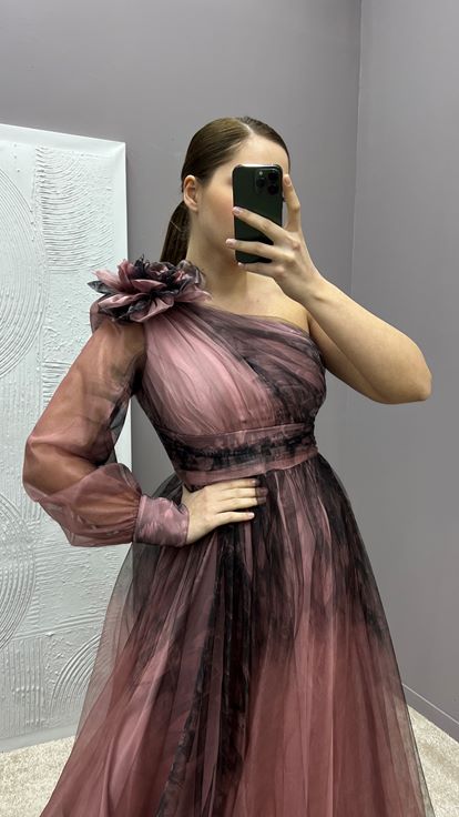 فستان سهرة بكتف واحد وتفاصيل وردية وتصميم منقوش من التول مقاس كبير