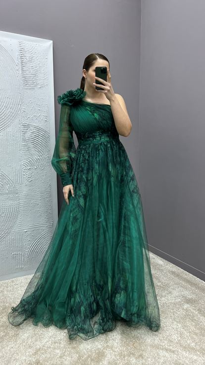 فستان سهرة بكتف واحد باللون الأخضر الزمردي وتفاصيل منقوشة من التول مقاس كبير