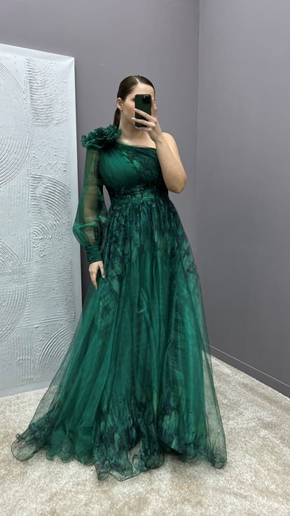 فستان سهرة بكتف واحد باللون الأخضر الزمردي وتفاصيل منقوشة من التول مقاس كبير