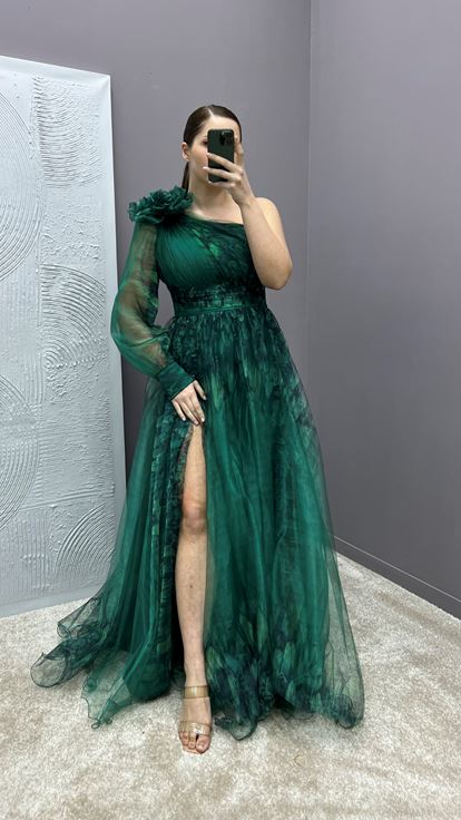 فستان سهرة بكتف واحد باللون الأخضر الزمردي وتفاصيل منقوشة من التول مقاس كبير