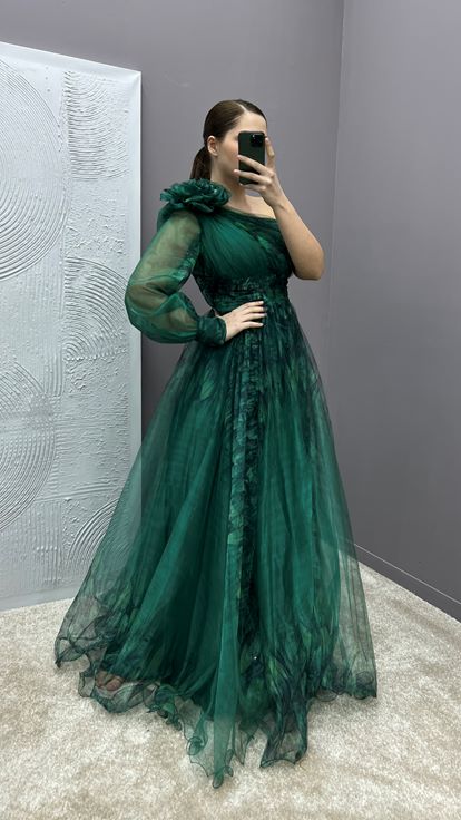 فستان سهرة بكتف واحد باللون الأخضر الزمردي وتفاصيل منقوشة من التول مقاس كبير
