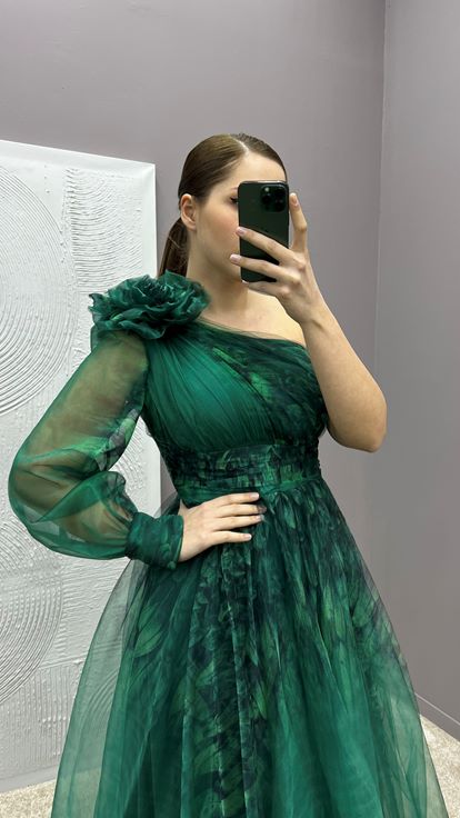 فستان سهرة بكتف واحد باللون الأخضر الزمردي وتفاصيل منقوشة من التول مقاس كبير