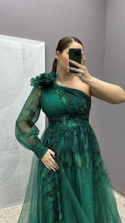 فستان سهرة بكتف واحد باللون الأخضر الزمردي وتفاصيل منقوشة من التول مقاس كبير