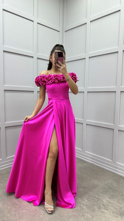 Fuchsia poitrine rose détail design satin robe de soirée