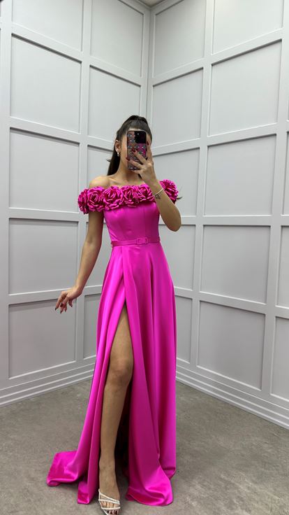 Fuchsia poitrine rose détail design satin robe de soirée