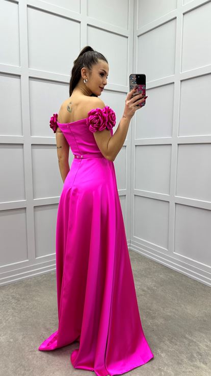 Fuchsia poitrine rose détail design satin robe de soirée