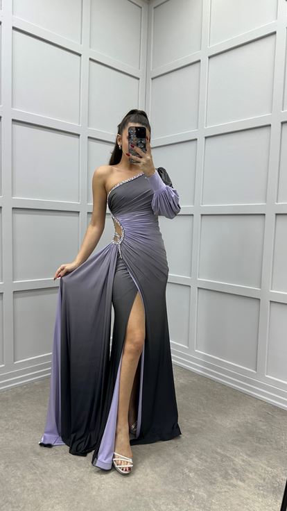 Fliederfarbenes  einärmeliges Designer Kleid mit Taillendetail und Steinverzierungen