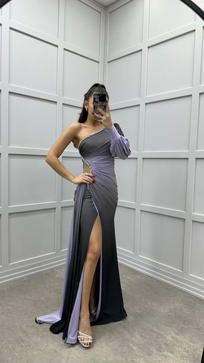 Fliederfarbenes  einärmeliges Designer Kleid mit Taillendetail und Steinverzierungen