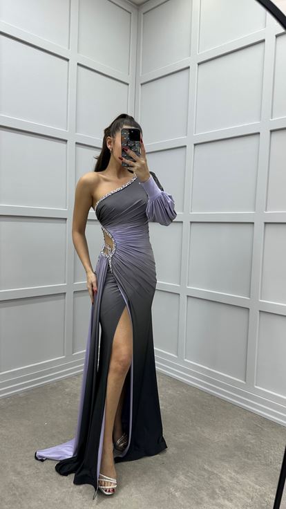 Fliederfarbenes  einärmeliges Designer Kleid mit Taillendetail und Steinverzierungen