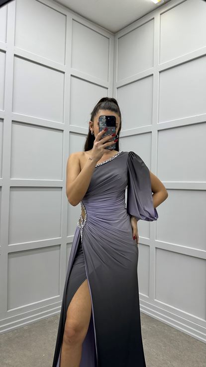 Fliederfarbenes  einärmeliges Designer Kleid mit Taillendetail und Steinverzierungen