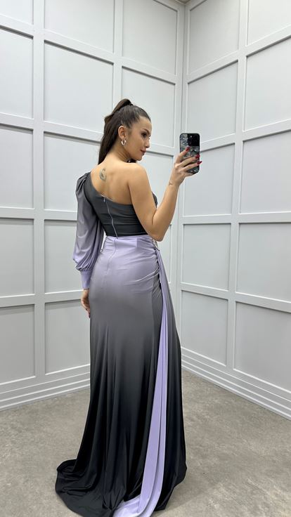 Fliederfarbenes  einärmeliges Designer Kleid mit Taillendetail und Steinverzierungen