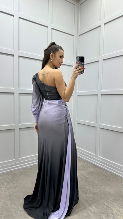 Fliederfarbenes  einärmeliges Designer Kleid mit Taillendetail und Steinverzierungen