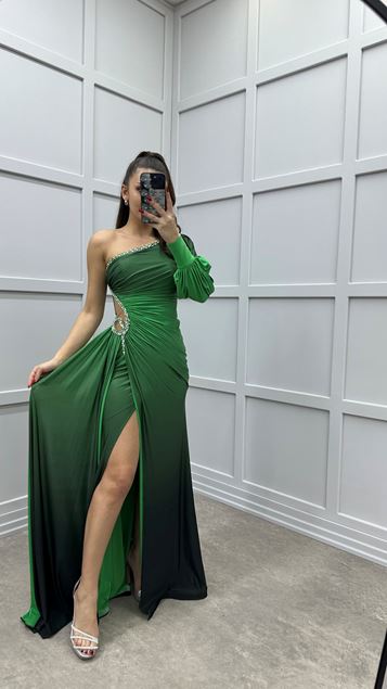 Smaragdgrünes, einärmliges, mit Steinen besticktes Designkleid an der Taille