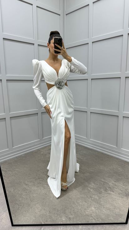 فستان أبيض من الساتان بتصميم مطوي عند الصدر وتفاصيل شفافة عند الخصر 