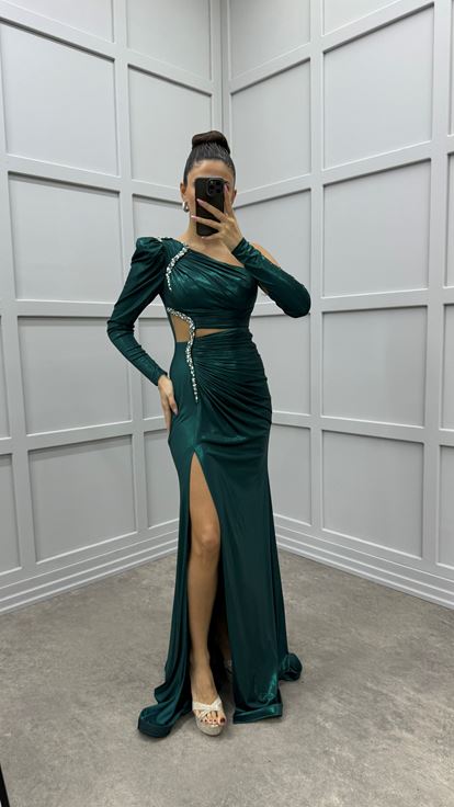 Vestido de noche de diseño de piedra con detalle de cintura de un hombro verde esmeralda