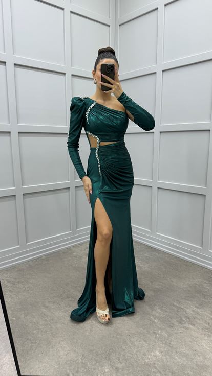 Vestido de noche de diseño de piedra con detalle de cintura de un hombro verde esmeralda