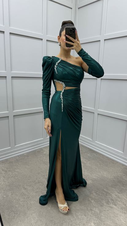 Vestido de noche de diseño de piedra con detalle de cintura de un hombro verde esmeralda