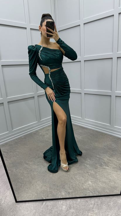 Vestido de noche de diseño de piedra con detalle de cintura de un hombro verde esmeralda