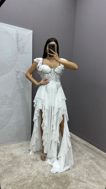 Robe de soirée blanche à motif brodé de poitrine de détail de volant d’inertie