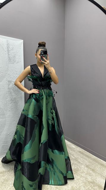 Zümrüt Yeşili Göğsü Tüylü Desenli Tasarım Elbise