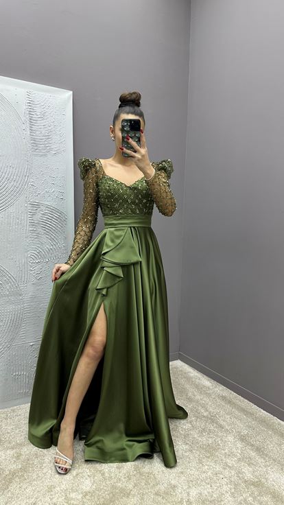 Abito da sera in raso color kaki con dettagli in busto e vita impreziositi da pietre 